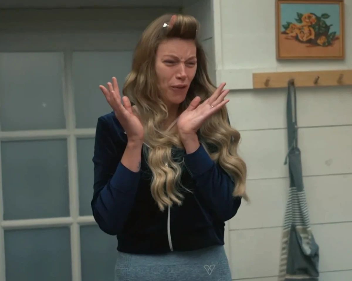 Pija kriči ob miši v kuhinji