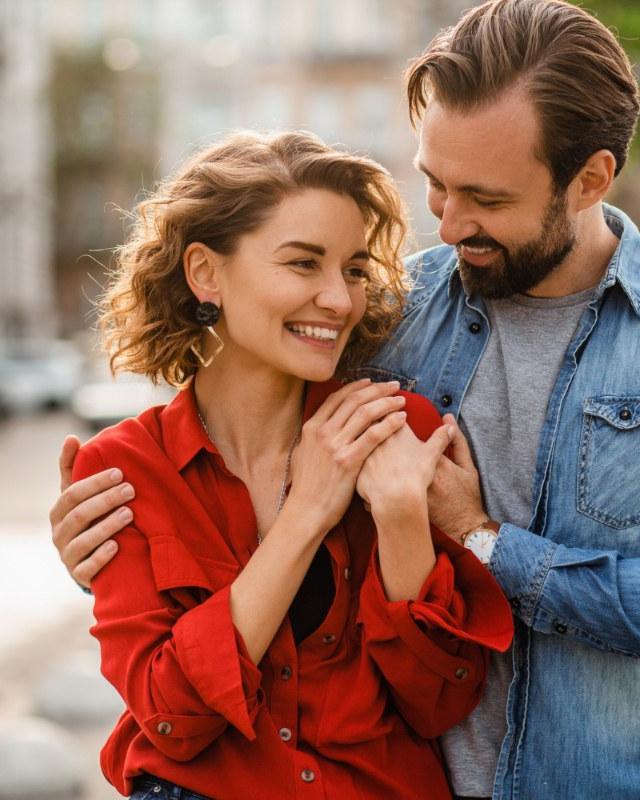 Resnica o dolgih zvezah: zakaj ljubezen izgine – in kako jo lahko znova najdeta