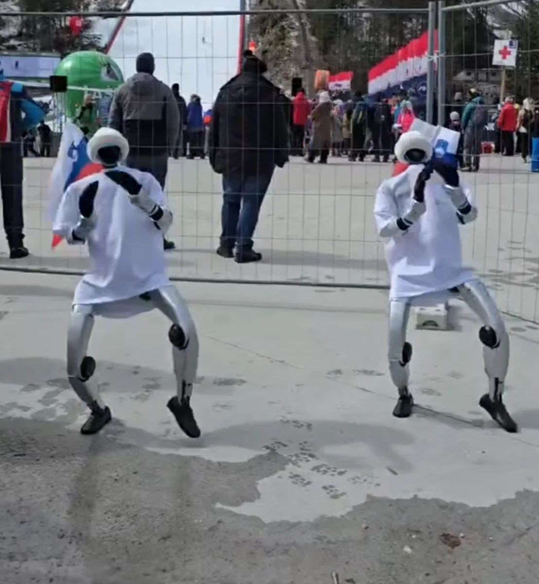 Robota plešeta med navijači v Planici 2026