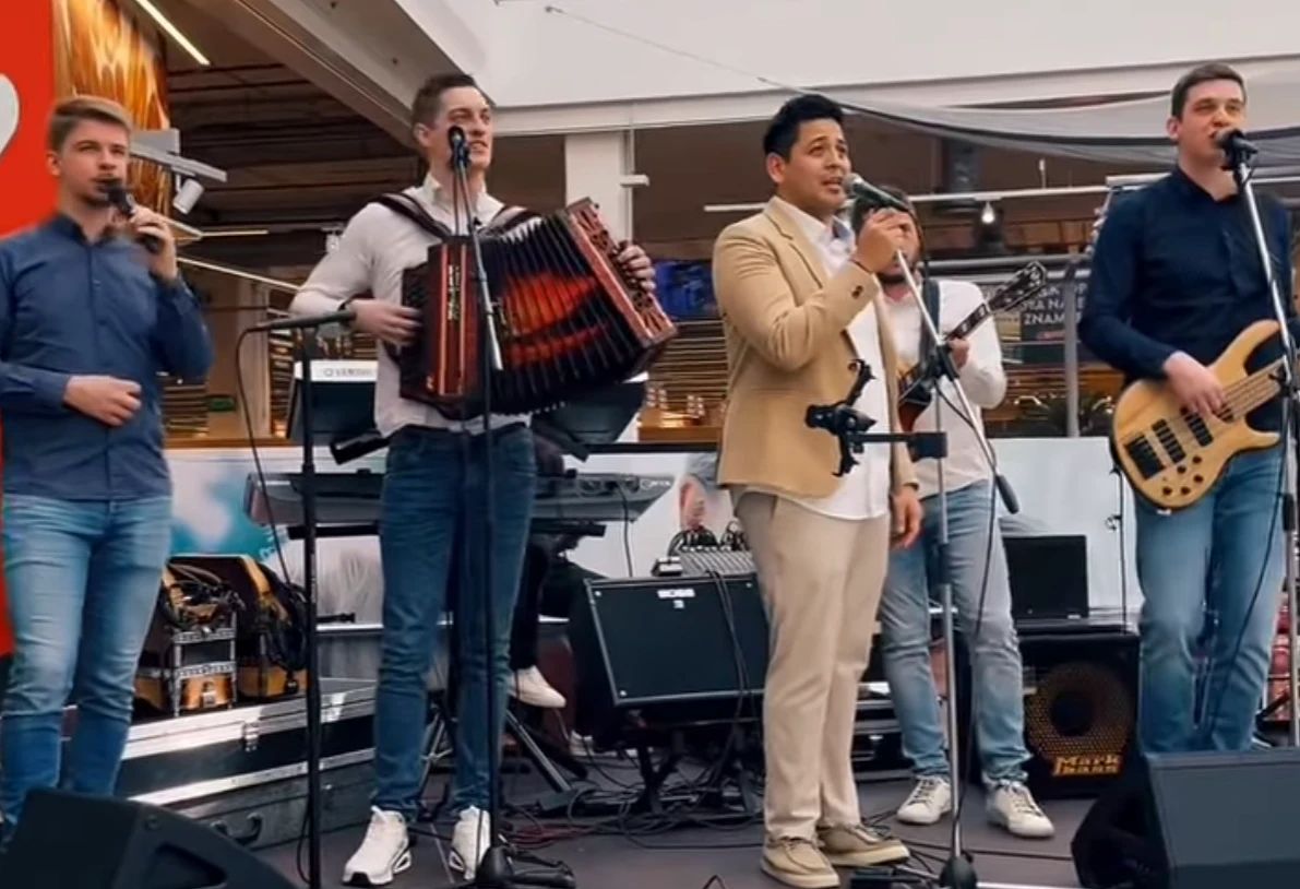 Isaac Palma med petjem Čebelarja