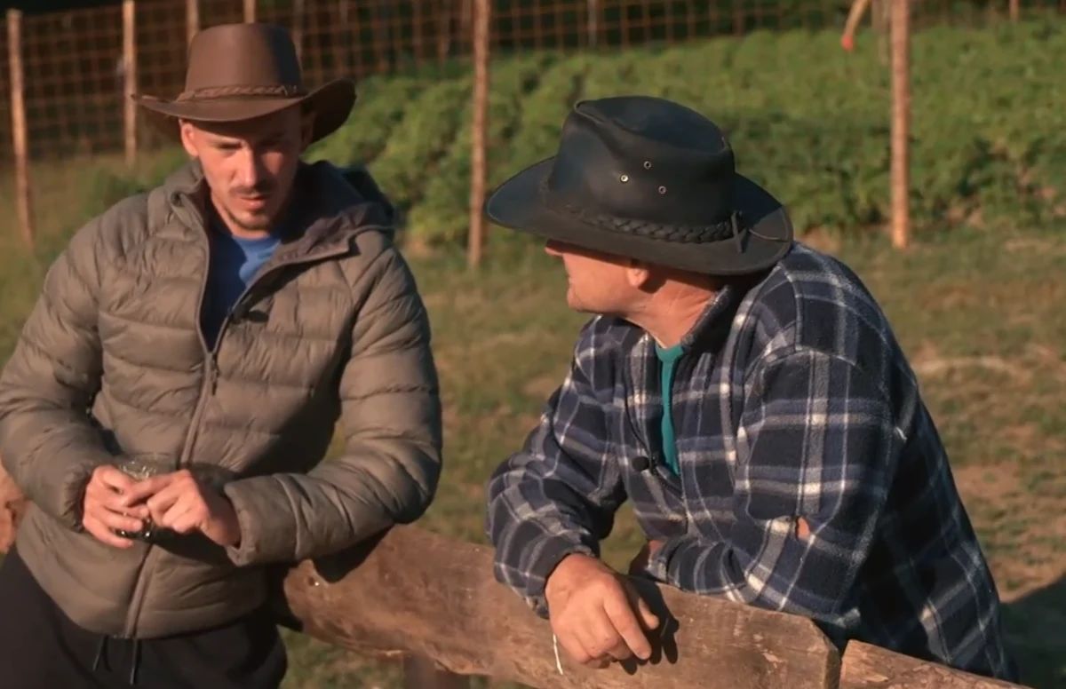 Franc in Žan skrivaj rešujeta nalogo na Kmetiji