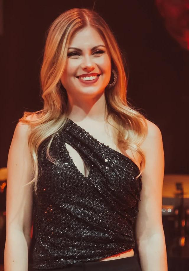 Nina Pušlar bo postala mama: priljubljena pevka naj bi pričakovala otroka