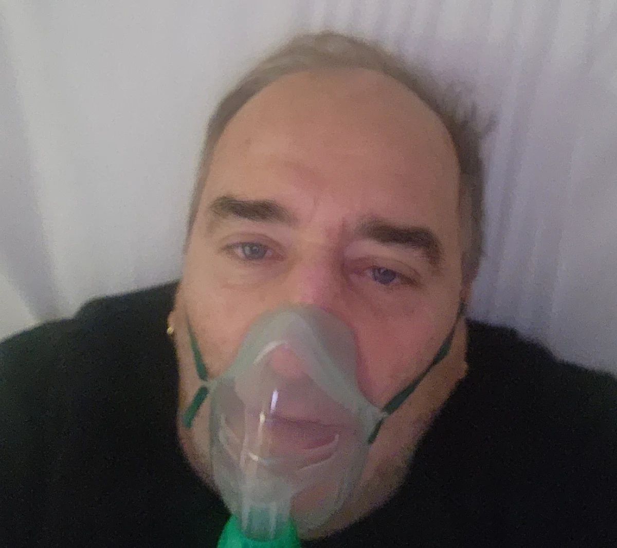 Mladen Grdović z masko za kisik - Facebook