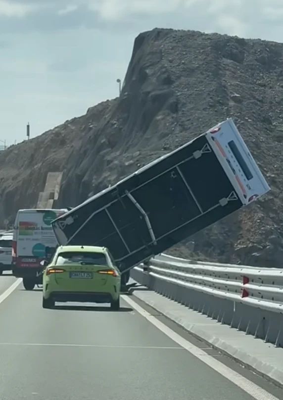Burja skoraj odpihnila prikolico na mostu Krk