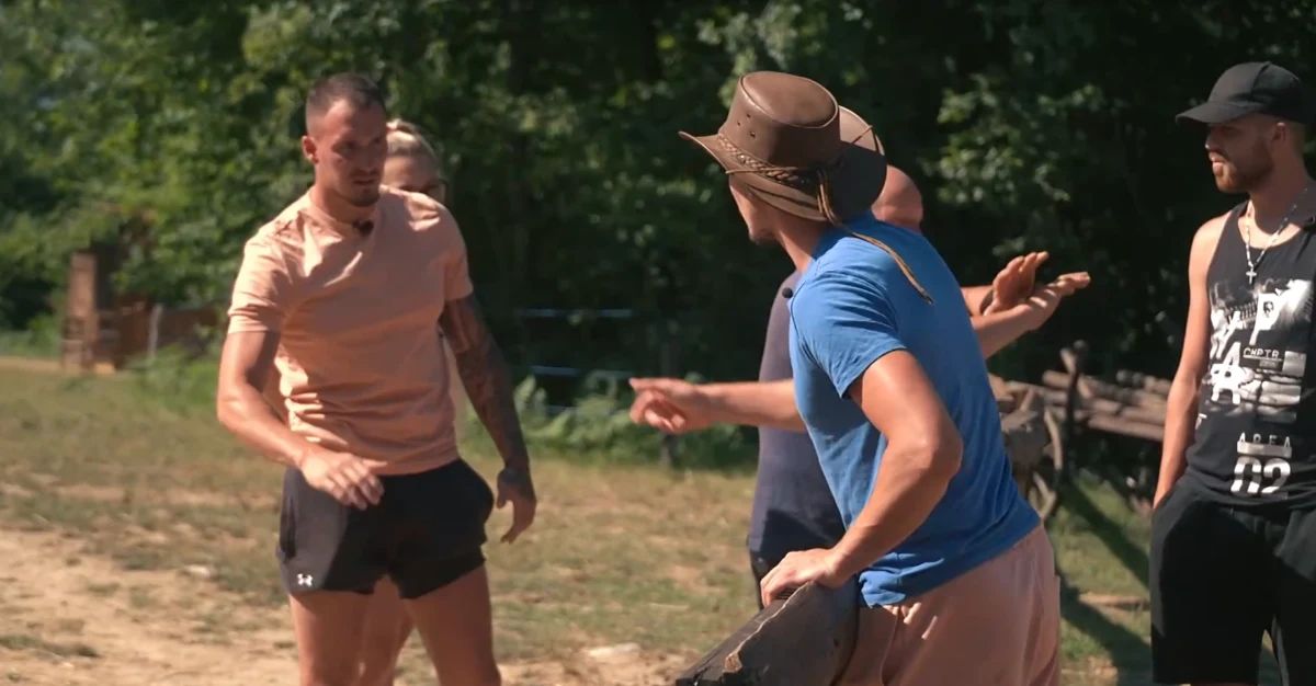 Prepir na travniku: modri in rdeči v vročem sporu - Voyo/posnetek zaslona