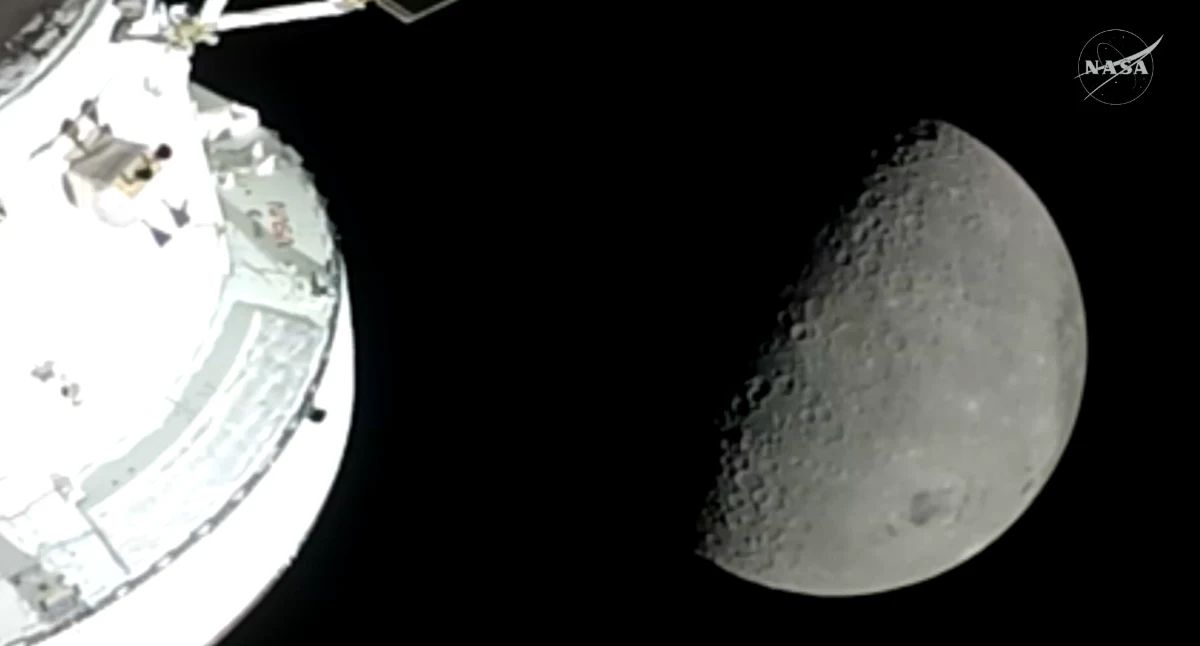 Vesoljska kapsula misije Artemis II v bližini Lune