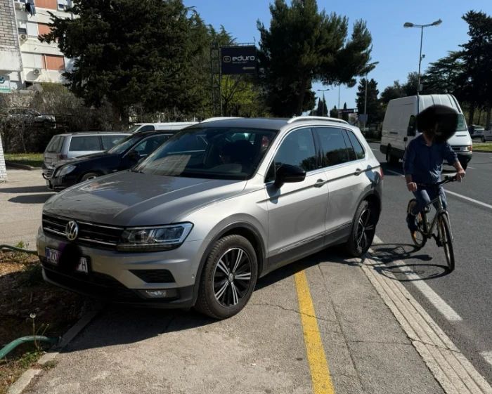 Avtomobil parkiran na pločniku v Zadru