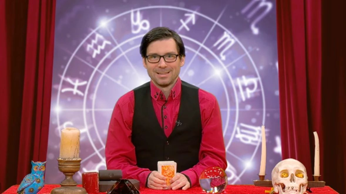 Tilen Artač v parodiji kot vedeževalec Vlaž