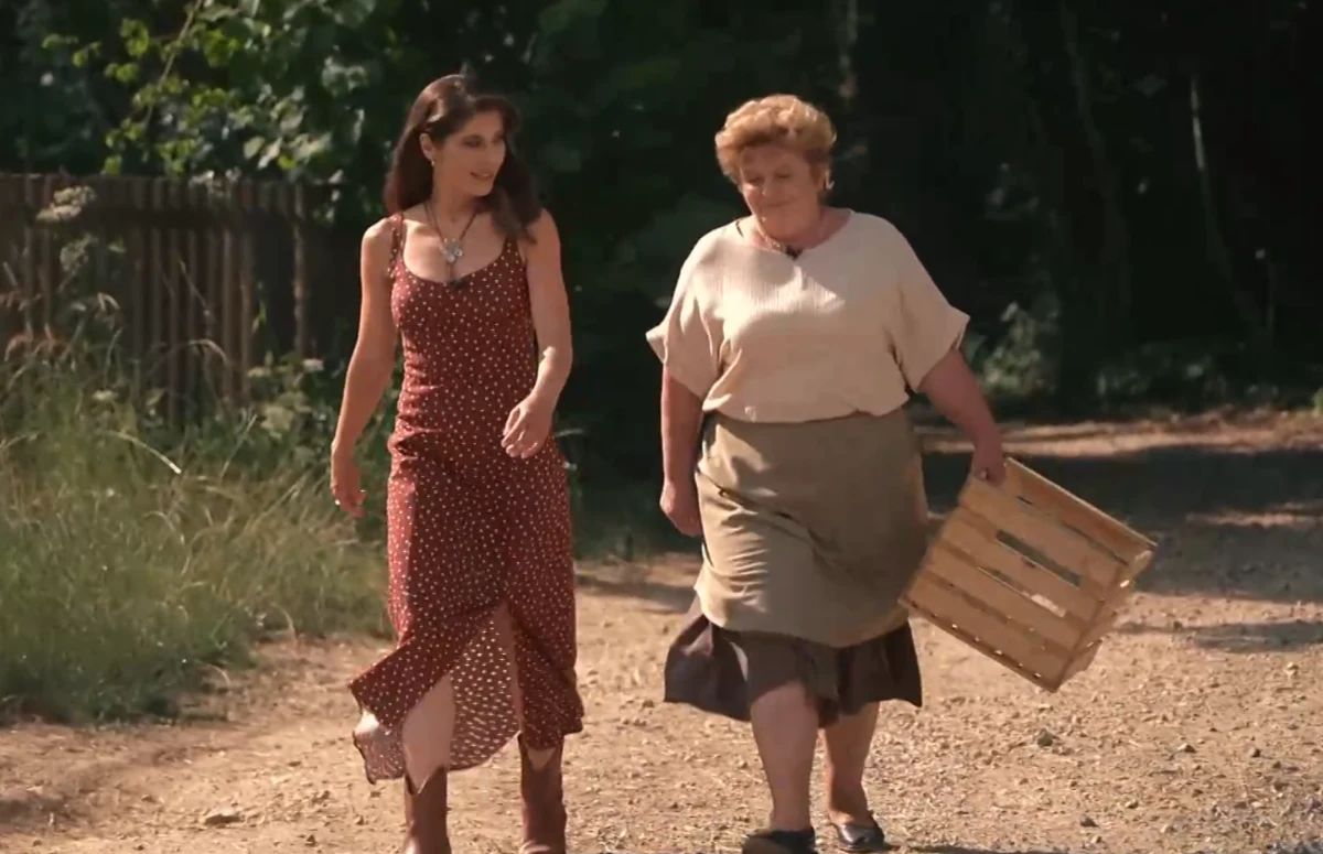 Prihod Nade in Natalije na posestvo Kmetije - Voyo/posnetek zaslona