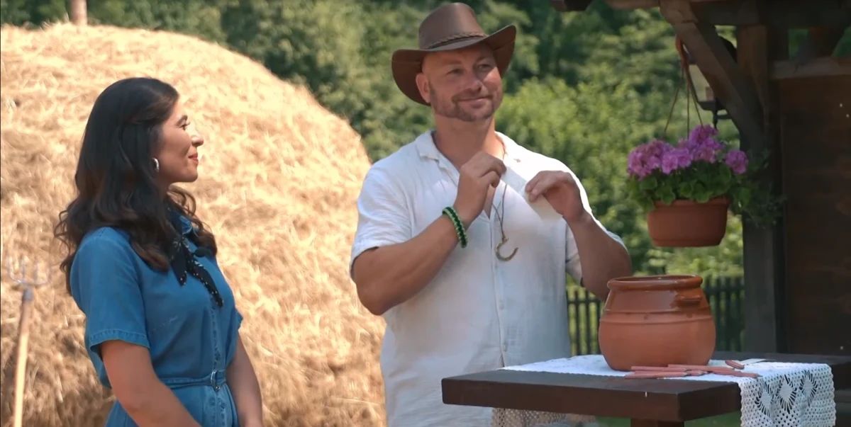 Tekmovalci spremljajo žreb za podkve - Voyo/posnetek zaslona