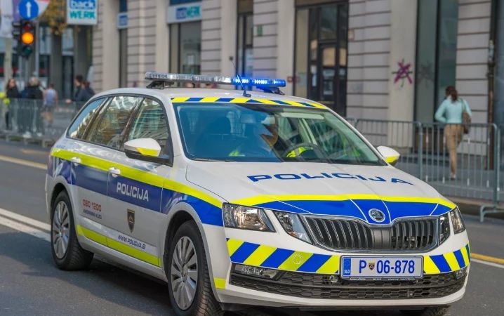 Dojenček v nevarnosti, policisti rešujejo življenje