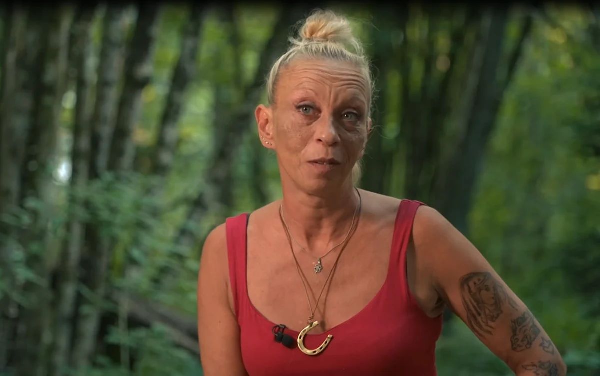 Aleksandra čustveno pripoveduje o preteklosti in družini