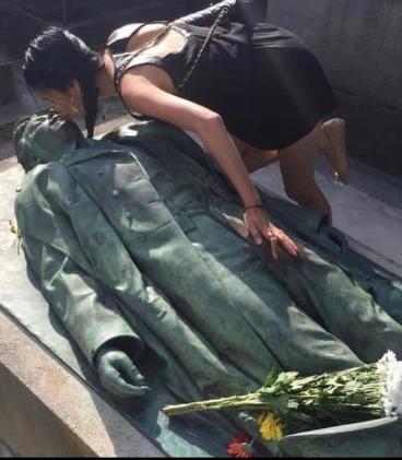 Bizarno: Mesto romantike!?! Ne boste verjeli, kaj ljudje drgnejo na tem grobu