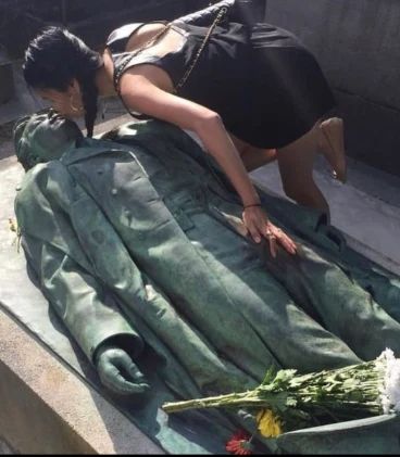 Grob Victor Noir na pokopališču Père Lachaise Cemetery z bronastim kipom v naravni velikosti