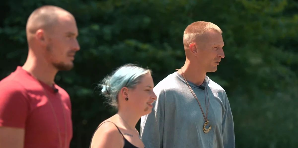Žan, Igor in Alenka stojijo skupaj na Jasi in zbrano gledajo prizorišče igre