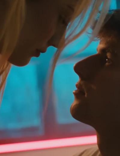 Juš iz Kmetije v novi vlogi: ob znanem pevcu in z dekletom pred kamerami