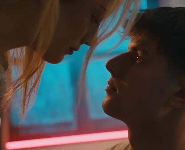 Juš iz Kmetije v novi vlogi: ob znanem pevcu in z dekletom pred kamerami