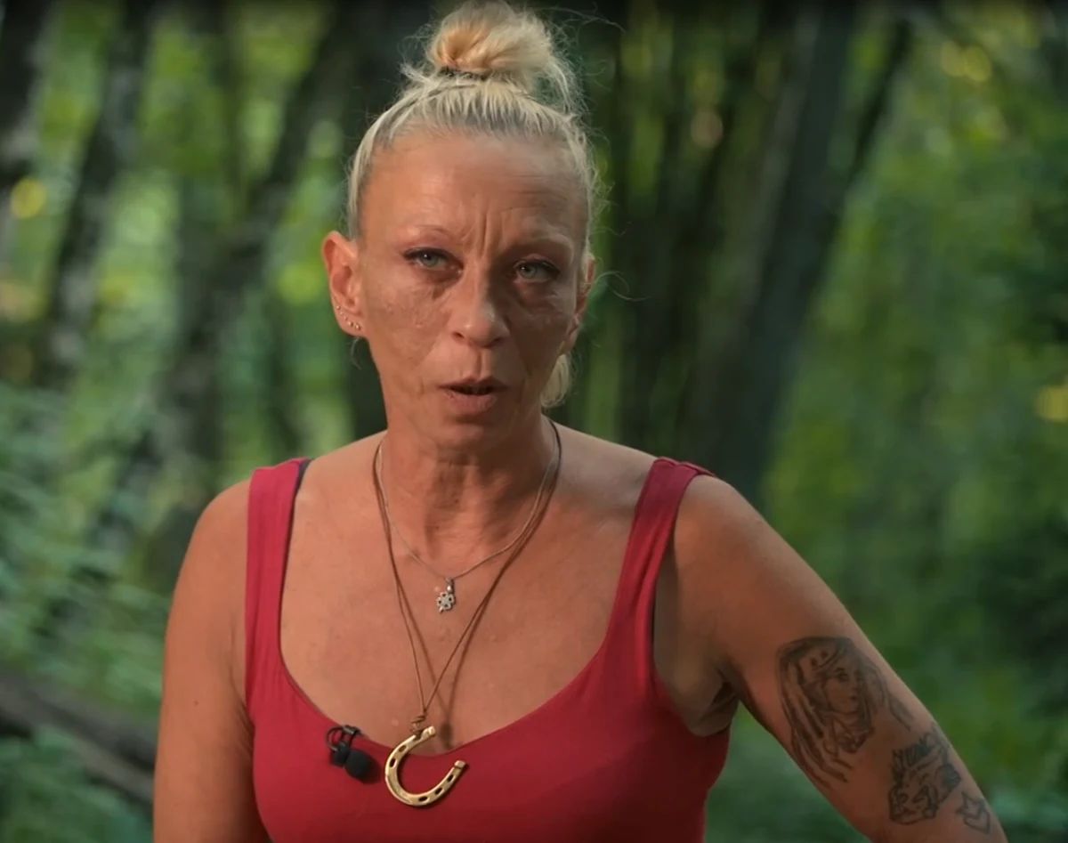 Aleksandra mirno razmišlja na posestvu - Voyo/posnetek zaslona