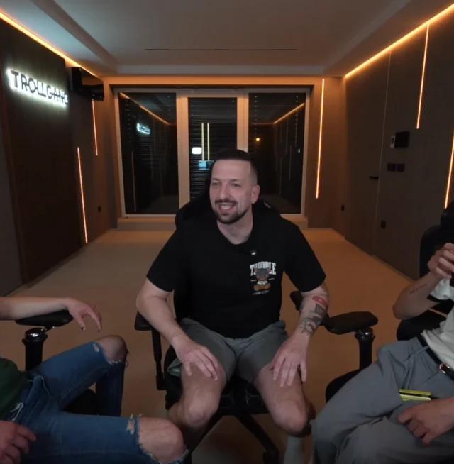 Drama v živo: Na Youtube livestreamu, ki ga vodi Pero Martić je letelo perje – Žan in Mark se sprla v živo