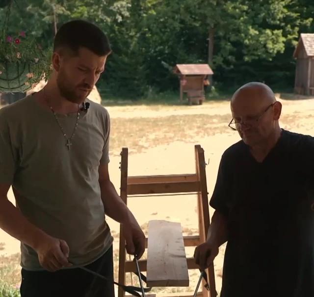 Ste videli, kaj se je zgodilo po 200 žebljih na Kmetiji?! Letijo hude obtožbe – nekdo naj bi celo skrival delo