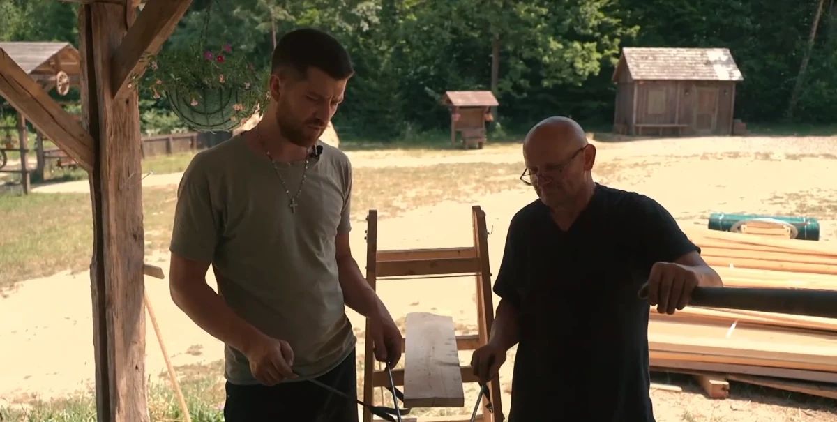 Gregor in Franc izčrpana po napornem delu z žeblji