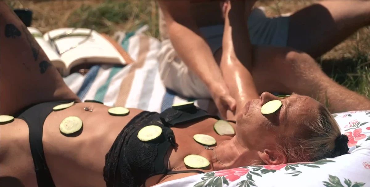 Aleksandra uživa v masaži, medtem ko jo Juš in Žan razvajata