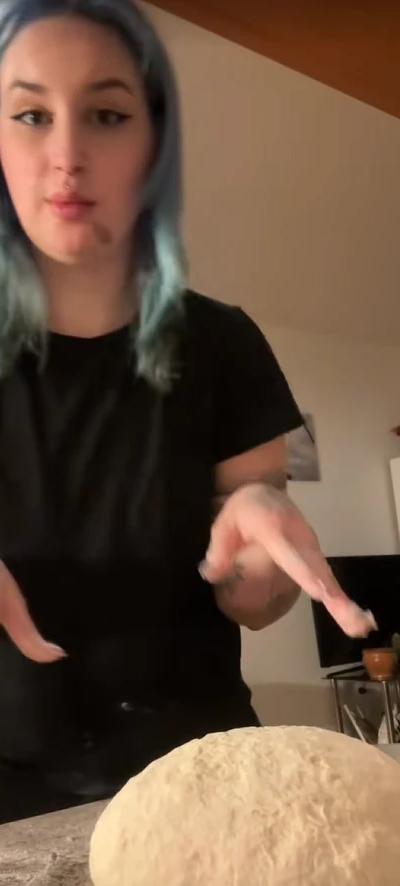 Poglejte to mojstrstvo! Alenka Weiss navdušila s spretnostjo – njen domač kruh je popolna umetnina