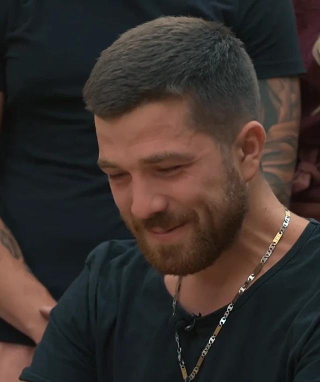 GREGOR SE JE ZLOMIL! Novica od doma ga je strla – solze pred vsemi na Kmetiji!