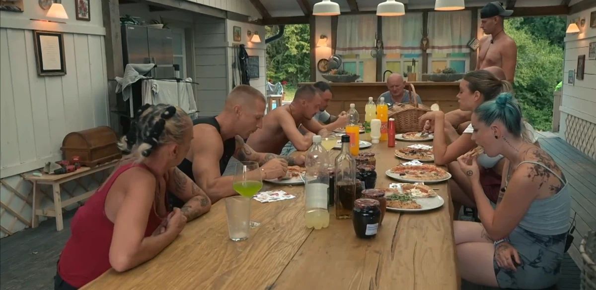 Napeta razprava med tekmovalci v hiši./VOYO posnetek zaslona