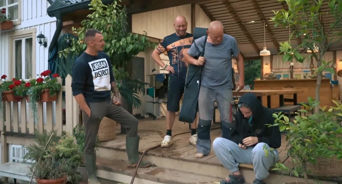 Tekmovalci na Kmetiji med delom na posestvu pred prihodom gospodarice - Voyo/posnetek zaslona