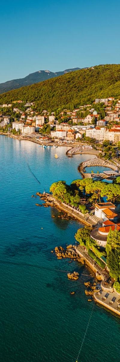 Le dobro uro iz Ljubljane: obmorsko mesto, kjer se prepletata eleganca in sproščeni sprehodi ob morju