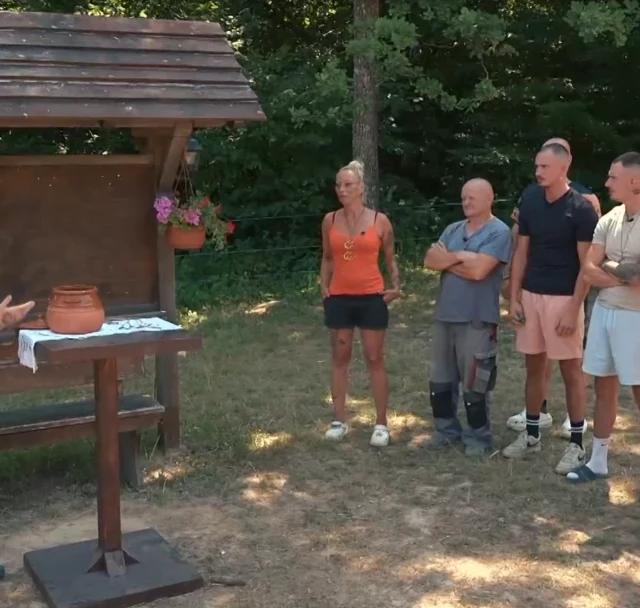 KDO V RESNICI VODI IGRO na Kmetiji in ali je“Sveta trojica” že na varnem?