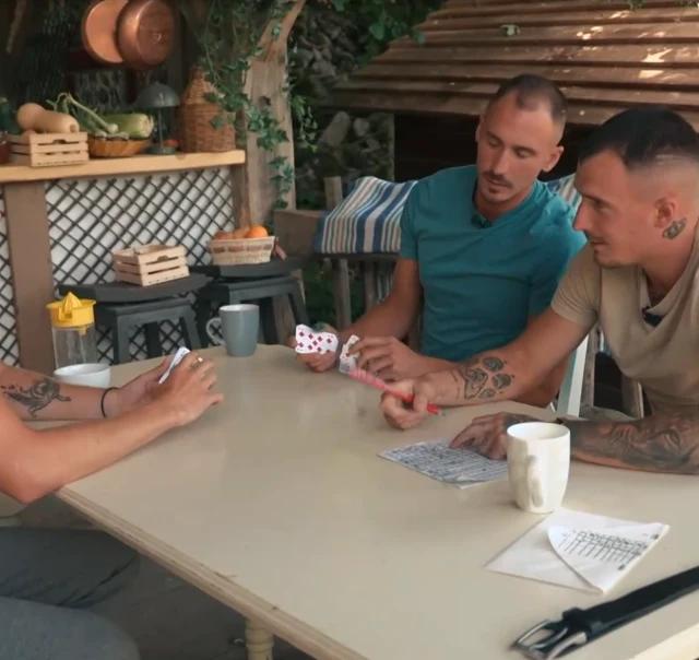 KAKŠNO PISMO je dobil Žan v koči na jasi? Smeh se je v sekundi spremenil v šok!