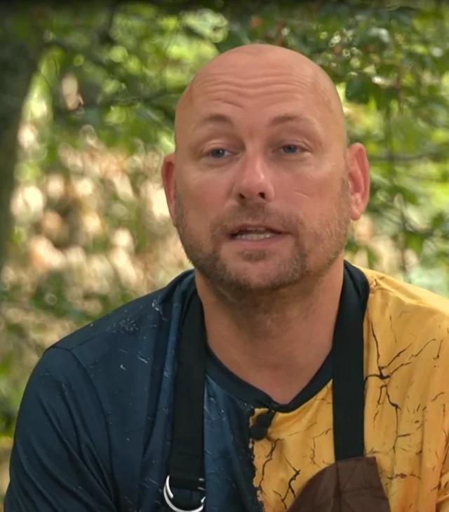 Poglejte, kaj je naredil Dejan! Prosil za usmiljenje – Odziv sotekmovalcev vas bo šokiral!