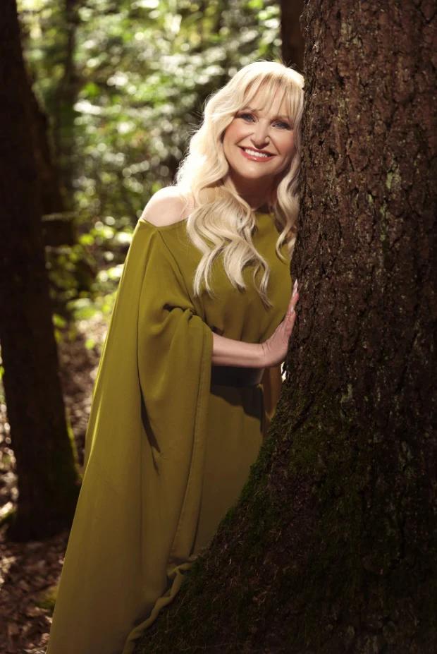 POGLEJTE TO! Nuša Derenda v rdečem je (spet) lepa kot BOGINJA – fotografije z Ljubljanskih streh navdušile vse!