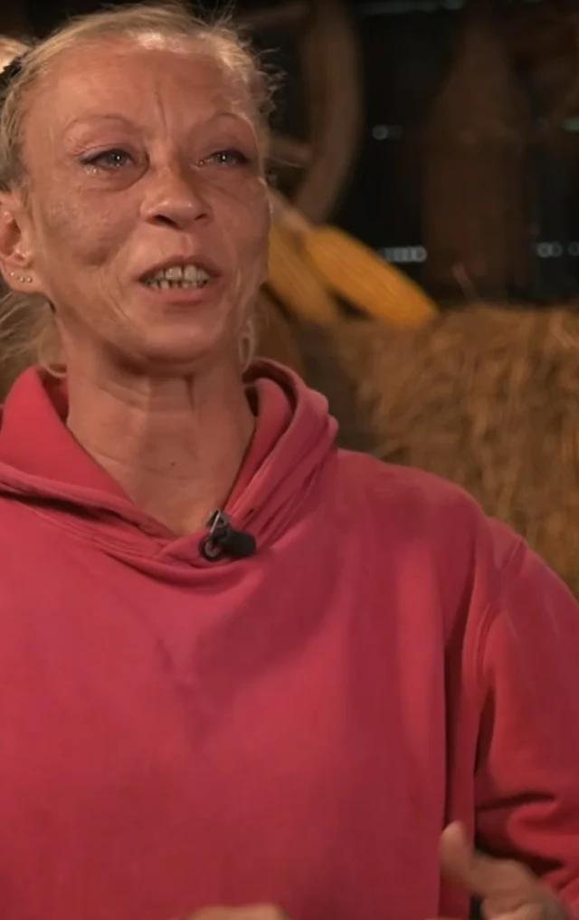 Čustveni trenutki na Kmetiji: Aleksandra ob video sporočilu otrok ne more skriti solz