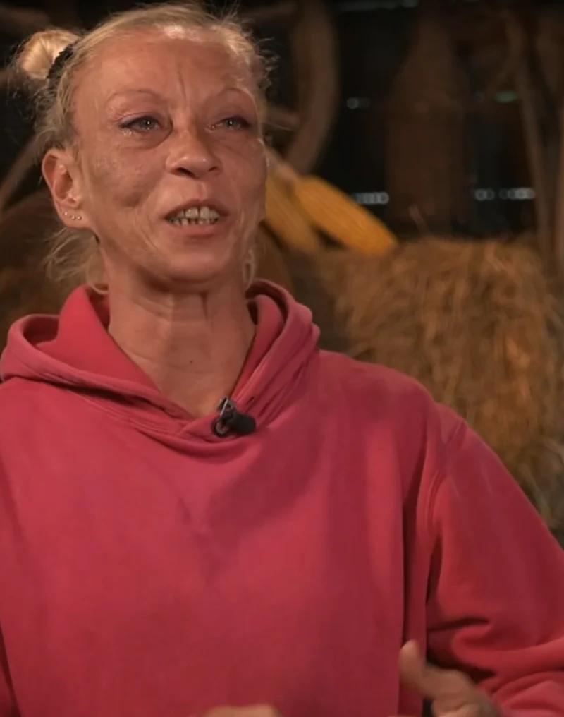 Čustveni trenutki na Kmetiji: Aleksandra ob video sporočilu otrok ne more skriti solz