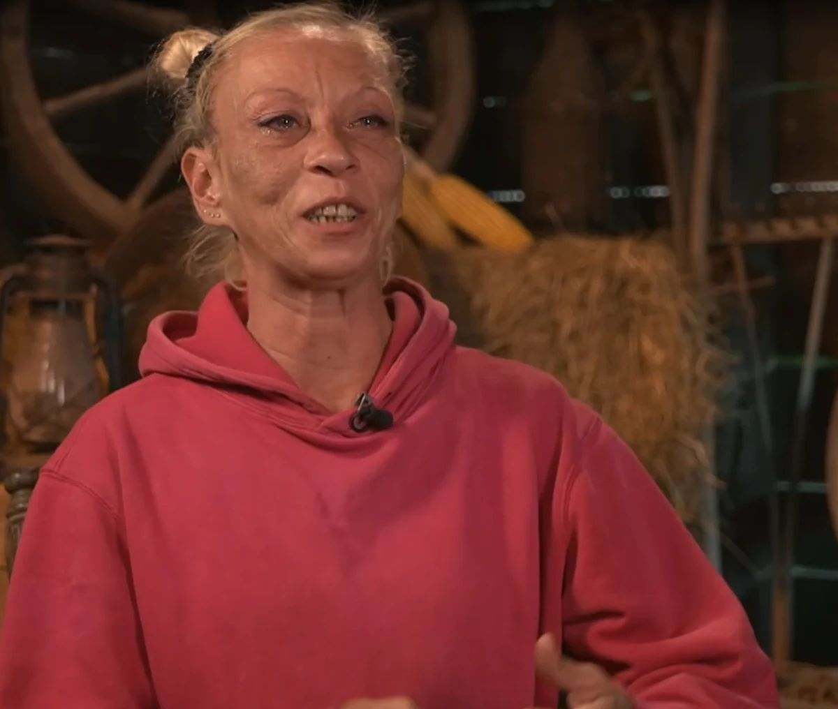 Aleksandra joče ob video sporočilu otrok /VOYO posnetek zaslona