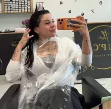 Urška Gros pri frizerju/Youtube