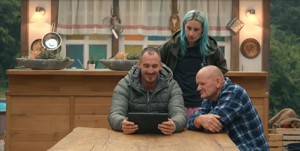 Žan prejme sporočilo na kmetiji /VOYO posnetek zaslona