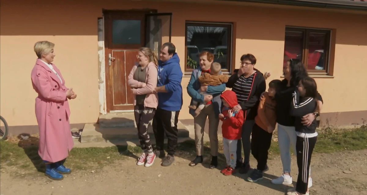 Ana Praznik z družino /VOYO posnetek zaslona