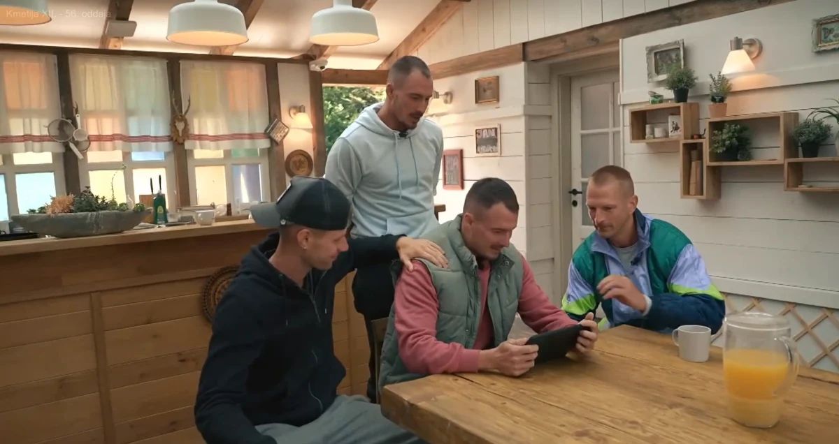 Tekmovalci skupaj spremljajo video sporočila in opazujejo Janovo reakcijo - Voyo/posnetek zaslona