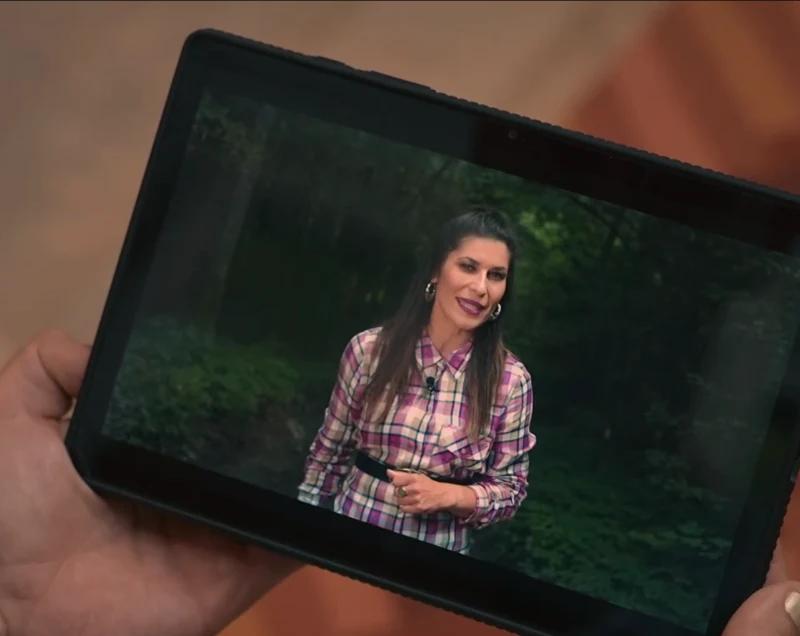 Skrivnostna gosta prihajata: na posestvu zavladala panika in nova taktiziranja