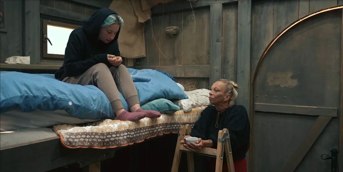 Aleksandra zgodaj zjutraj pregleduje posestvo in načrtuje delo na Kmetiji - Voyo/posnetek zaslona
