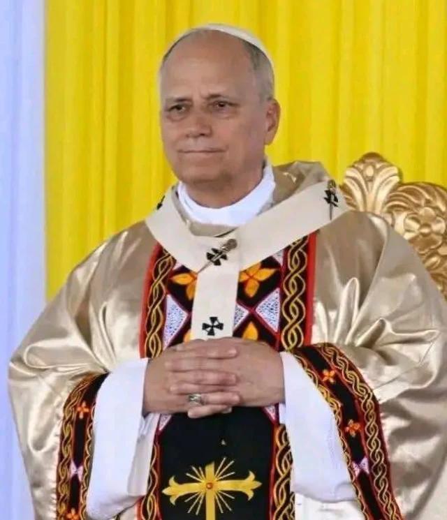 POGLEJTE KAJ SE SKRIVA pod papeževo obleko?! Vsi so opazili samo TO