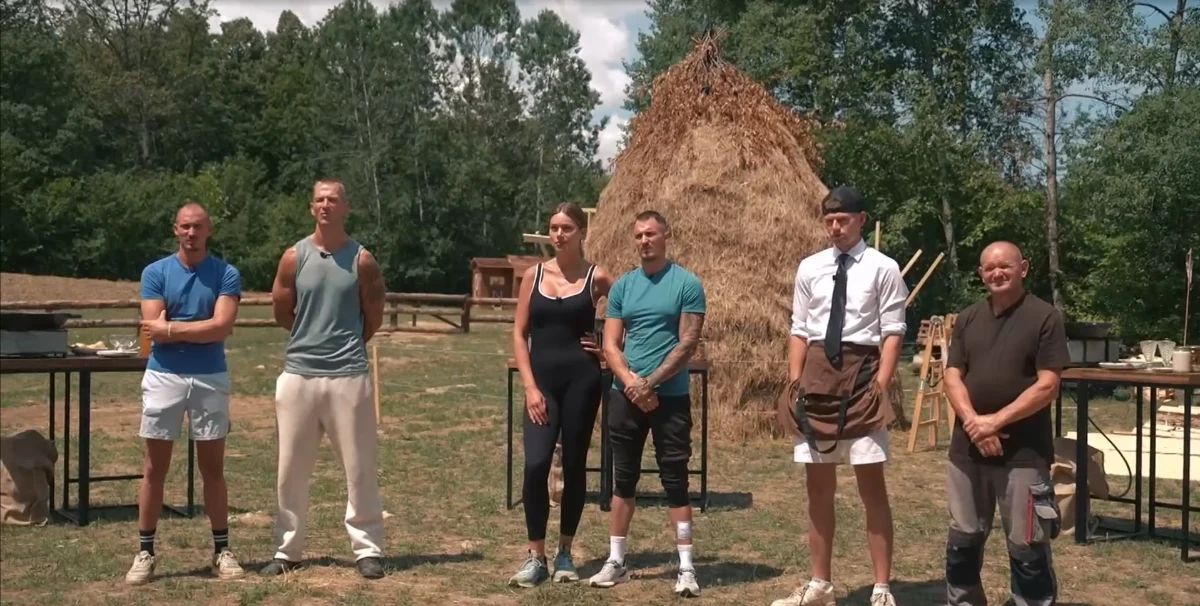 Jan, Žan, Juš in ostali tekmovalci pred začetkom kuharskega izziva na Kmetiji - Voyo/posnetek zaslona