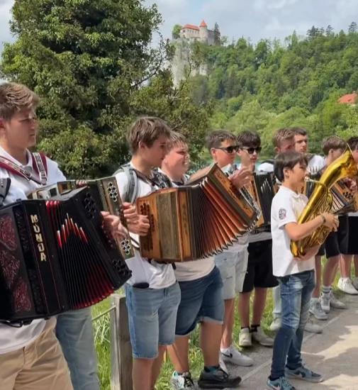 O TEM SE BO ŠE DOLGO GOVORILO: Bled je odmeval kot še nikoli: poglejte prizor, ki je navdušil celo Slovenijo!