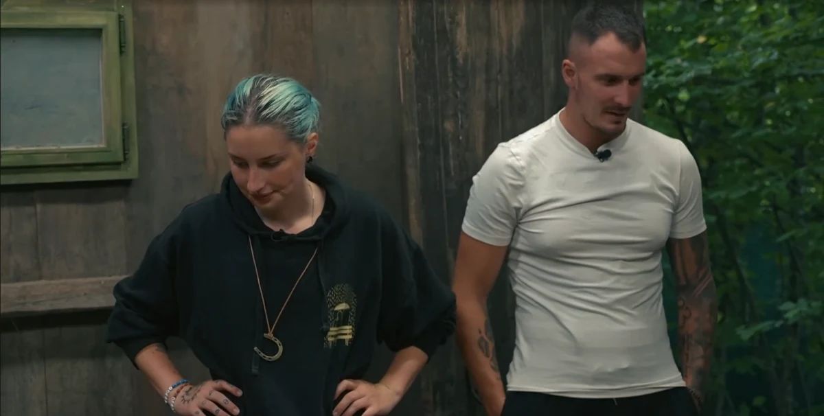 Jan in Alenka skupaj v kajži razmišljata o prihajajočem dvoboju na Kmetiji - Voyo/posnetek zaslona