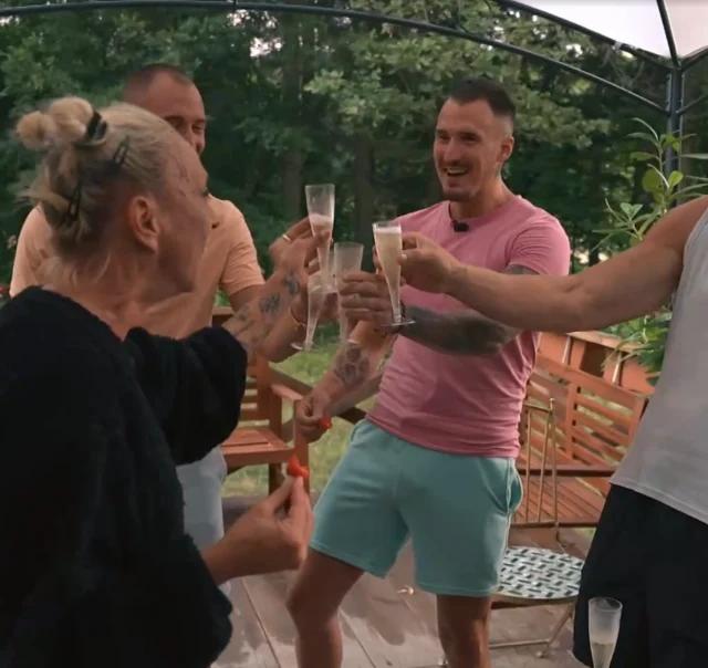 ŠOKANTNO slovo na Kmetiji! Jan ostal brez besed, ko je v postelji našel tole od Juša