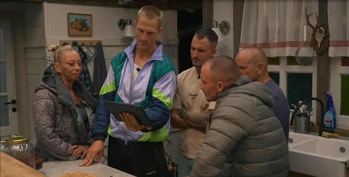 Tekmovalci v hiši zbrano gledajo Juševo video sporočilo in pozorno poslušajo njegove čustvene besede - Voyo/posnetek zaslona
